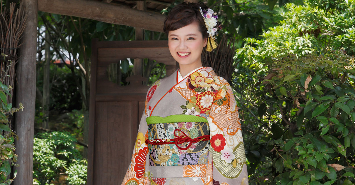 絞り】淡グレー地に橙と赤の花々が華やぐ振袖｜上品で可憐な成人式スタイル